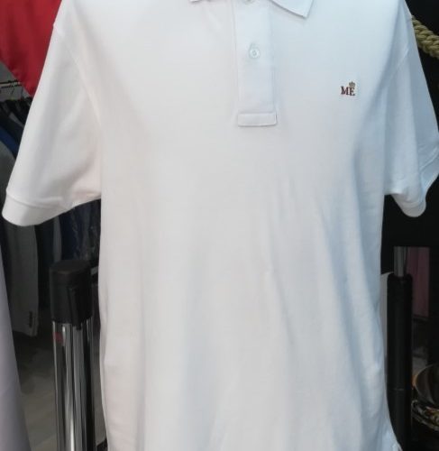 Polo con el logo «ME»