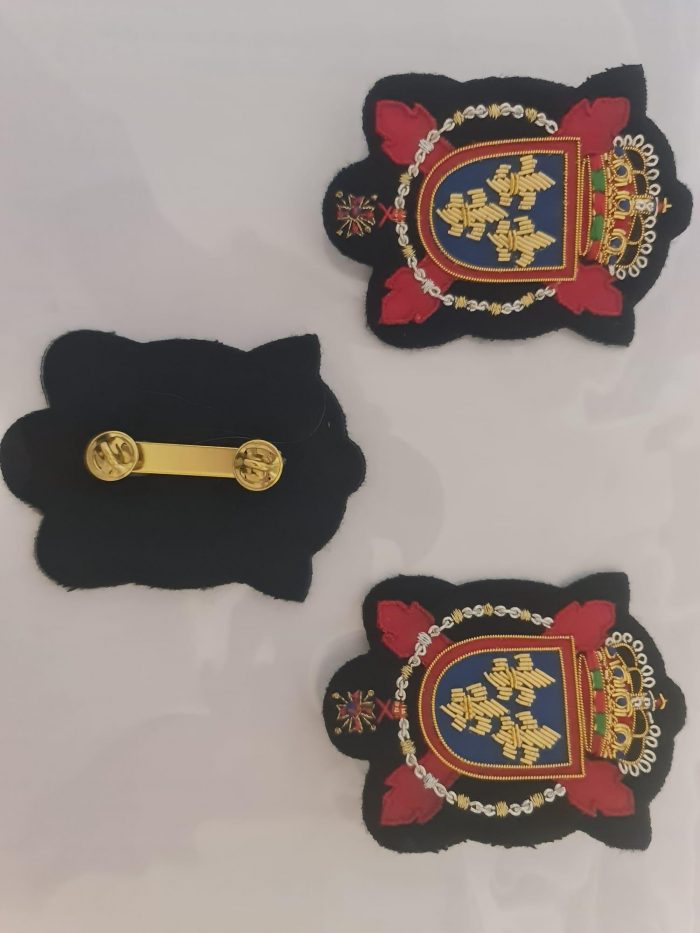 Escudo para chaqueta con sujeción doble PIN - Imagen 3