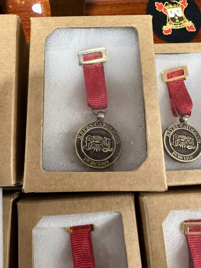 Pergamino y Medalla Conmemorativa de la Boda de los Reyes Católicos - Imagen 2