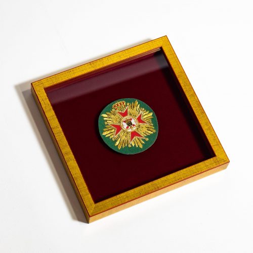 Cuadro con la Placa de pecho de Gran Cruz bordada en canutillo de oro