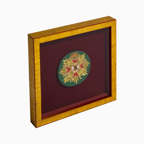 Cuadro con la Placa de pecho de Gran Cruz bordada en canutillo de oro