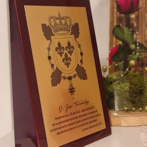 Cuña de madera barnizada con placa