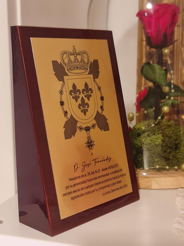 Cuña de madera barnizada con placa