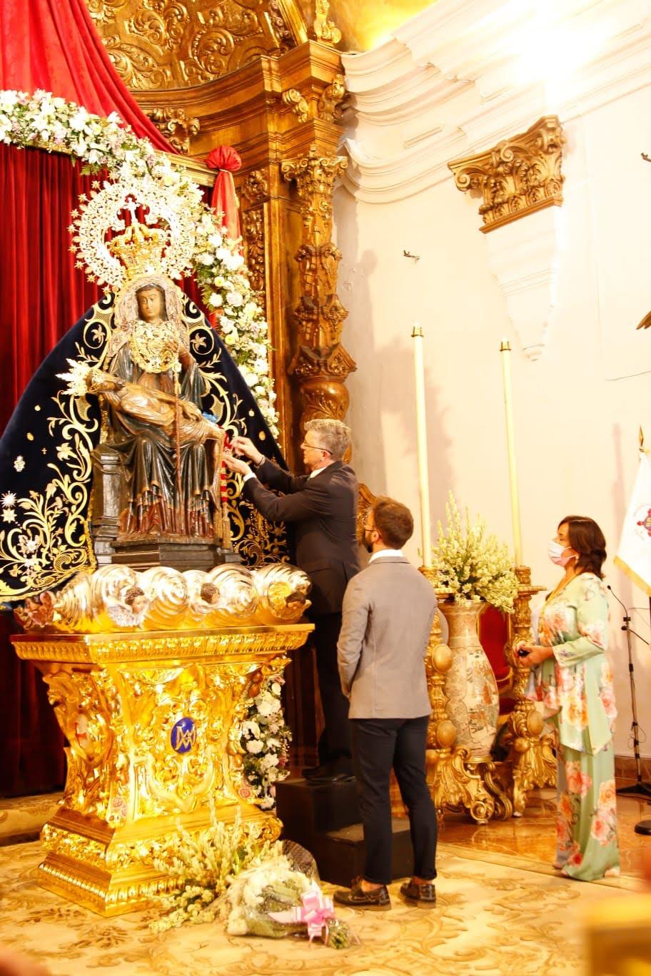 Distinción a la Virgen de África con el Lazo de Dama Gran Cruz