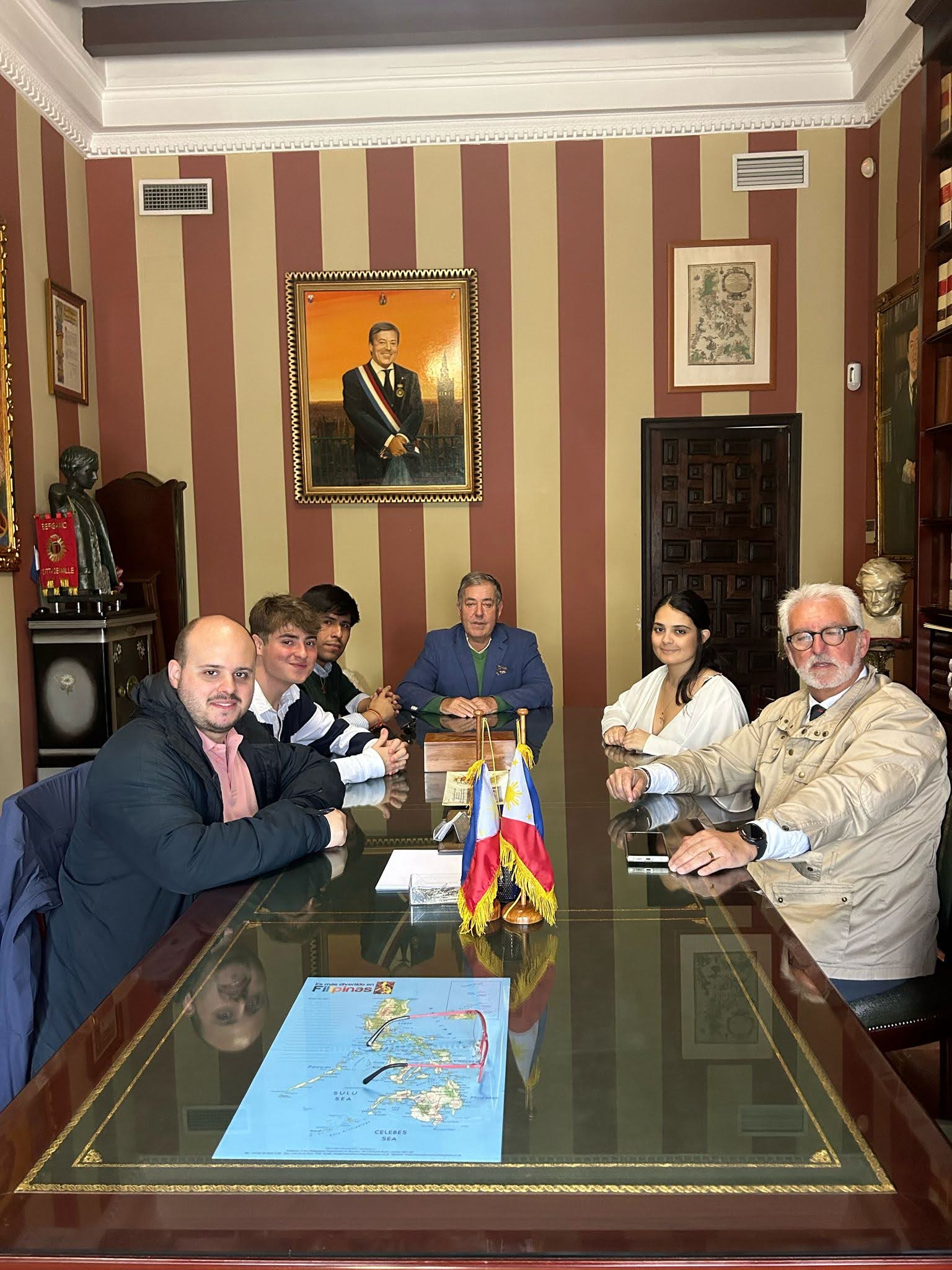 En este momento estás viendo El Excmo. Señor Cónsul General de Filipinas en Andalucía recibió a un grupo de jóvenes de la HNME