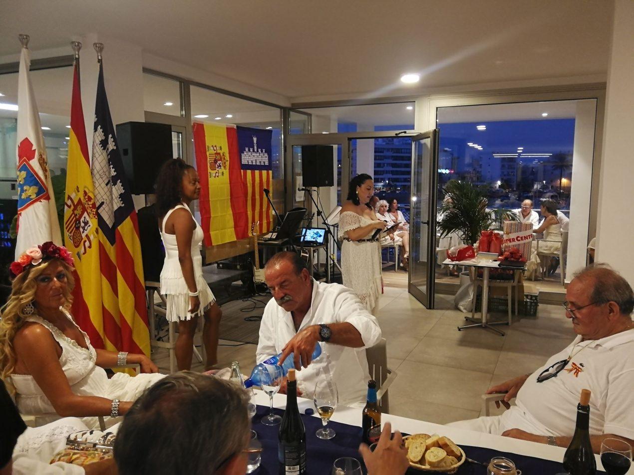 Encuentro de verano – cena de blanco