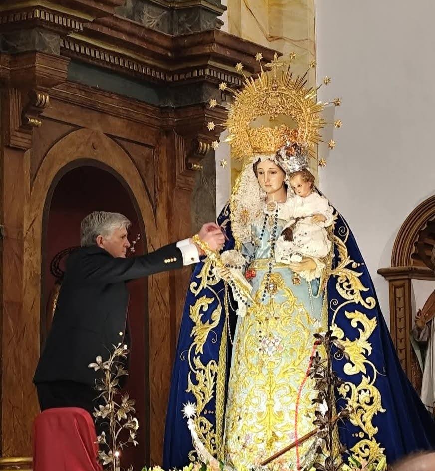 El pasado día 31 de enero del 2026 se realizó la imposición del Lazo de Dama Gran Cruz a Nuestra Señora del Rosario Coronada, de la villa de Gádor